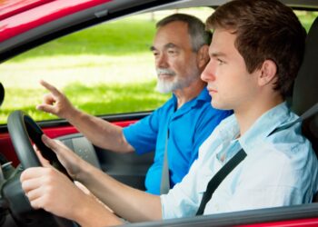 Esto es lo que debes hacer cuando un coche va pegadísimo a tí
