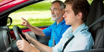 Esto es lo que debes hacer cuando un coche va pegadísimo a tí