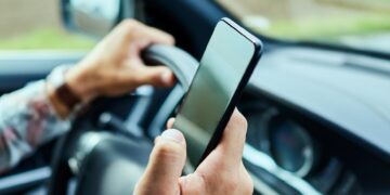 ¿Puedo utilizar el móvil en un semáforo en rojo? La DGT lo aclara