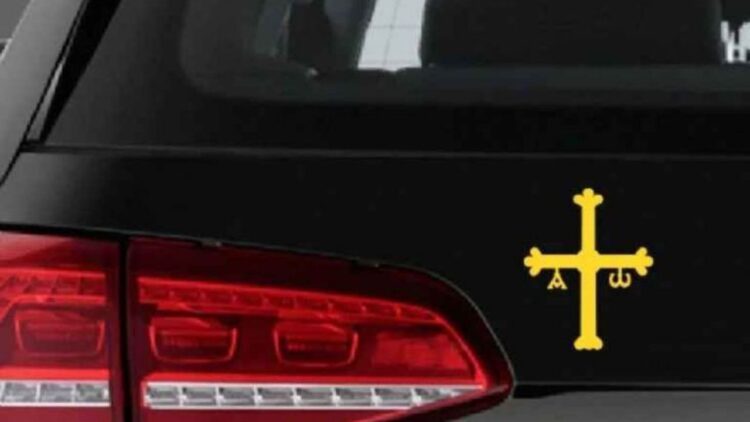 Esto es lo que significa la cruz amarilla que tienen muchos coches en el maletero 1 Esto es lo que significa la cruz amarilla que tienen muchos coches en el maletero