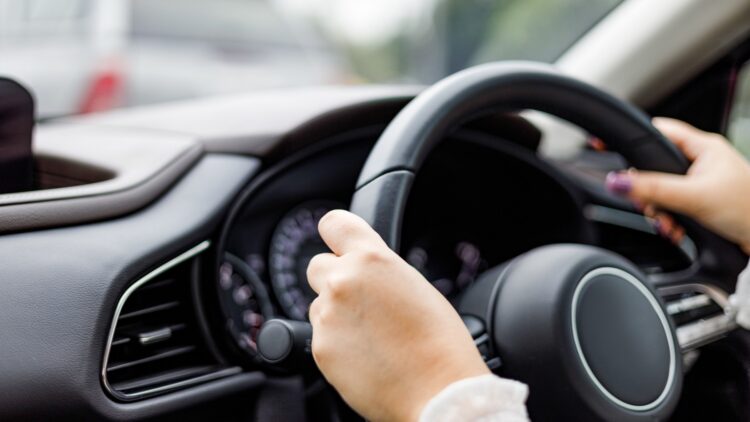 Confirmado por la DGT: multas de hasta 100€ por ir así vestido mientras conduces 1 Multas de hasta 100€ por ir así vestido mientras conduces: confirmado por la DGT