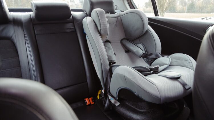 La DGT lo confirma: ha cambiado la normativa de las sillas de bebés en los coches 1 La DGT lo confirma: ha cambiado la normativa de las sillas de bebés en los coches