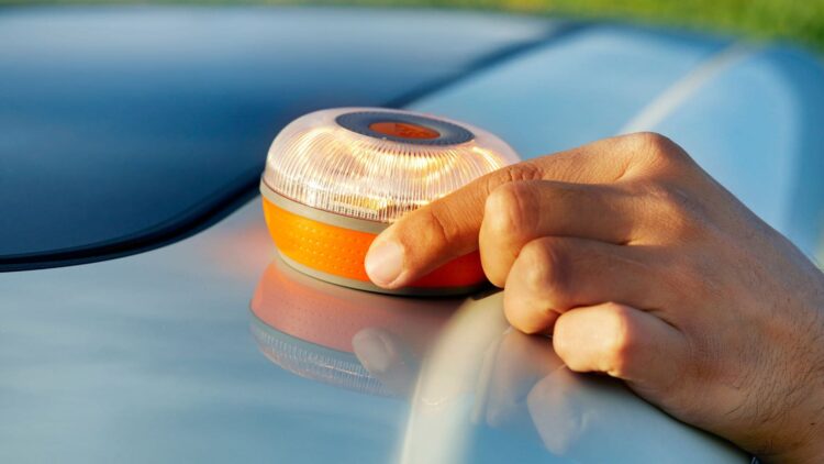 La DGT va a obligar a llevar esto siempre en tu coche: asegúrate de que esté homologado 1 DGT V-16