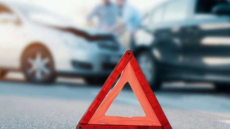 La DGT confirma la fecha límite para llevar este aparato en tu coche: puedes enfrentarte a importantes multas 1 DGT señal V6