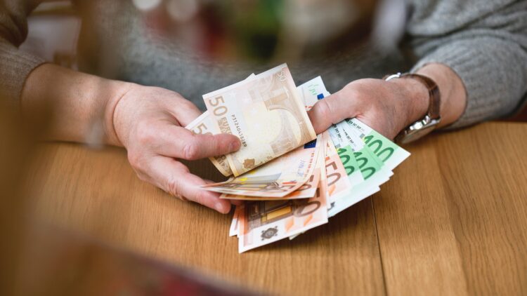 El dineral que va a devolver Hacienda a estos jubilados: se confirma la lista de los afortunados 1 Hacienda