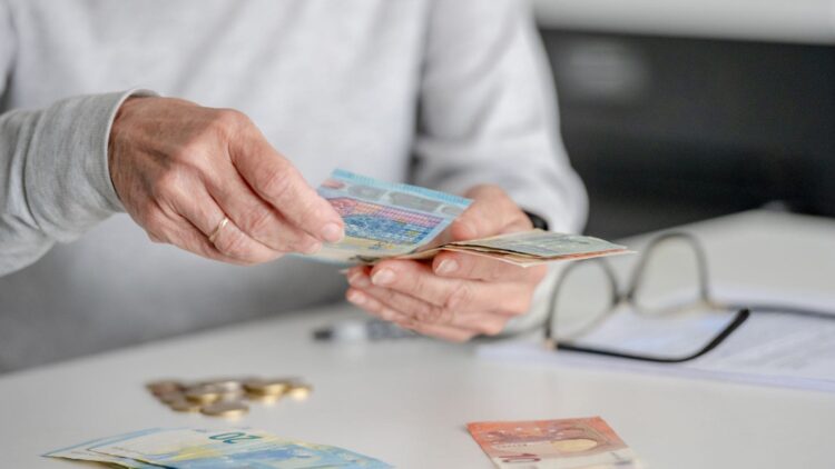 El mínimo de años que deberás cotizar para cobrar tu pensión: el Gobierno ya lo hace oficial 1 Pensión Cotización