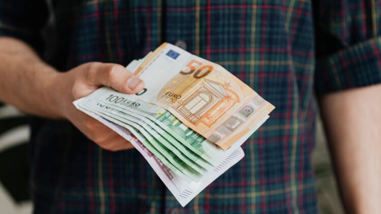 Hasta 30 meses cobrando 570 euros: la nueva ayuda que pone en marcha el SEPE 1 SEPE 570 euros