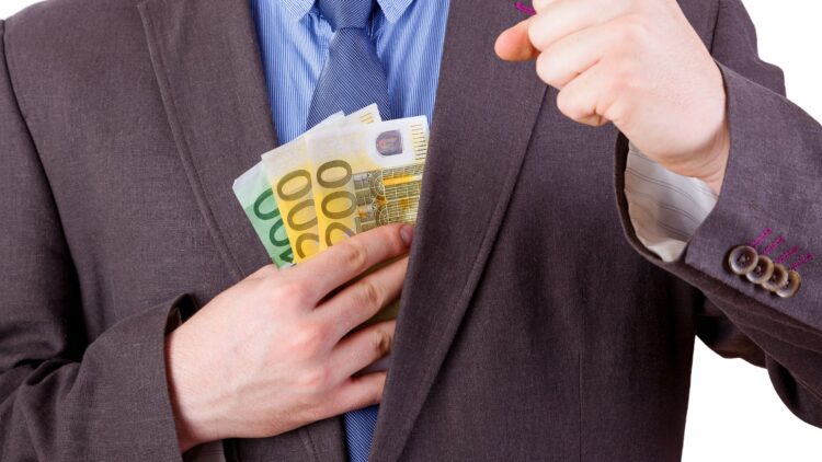 El cambio que afectará a miles de trabajadores: esto es lo que pasará con el SMI después de la reducción de la jornada laboral 1 Salario Mínimo Jornada laboral