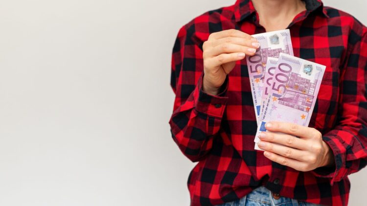 La desconocida ayuda vitalicia de la Seguridad Social: recibirás 1.500 euros al mes cumpliendo estos requisitos 1 Seguridad Social ayuda vitalicia