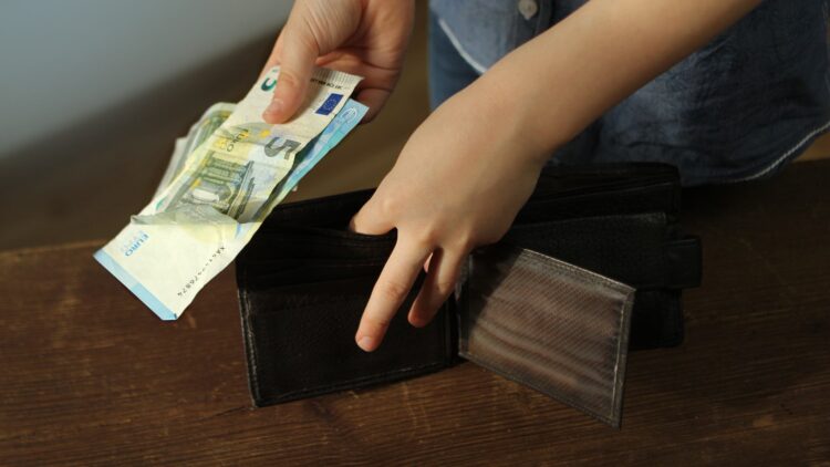 Buenas noticias si cumples estos requisitos: la nueva ayuda por la que recibirás casi 1.500 euros al mes 1 ayuda rmisa