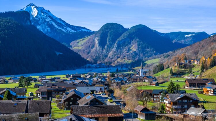 Casa gratis en los Alpes más 30.000 euros al año: el SEPE publica una nueva oferta de trabajo y estos son los requisitos 1 Casa gratis en los Alpes más 30.000 euros al año: el SEPE publica una nueva oferta de trabajo y estos son los requisitos