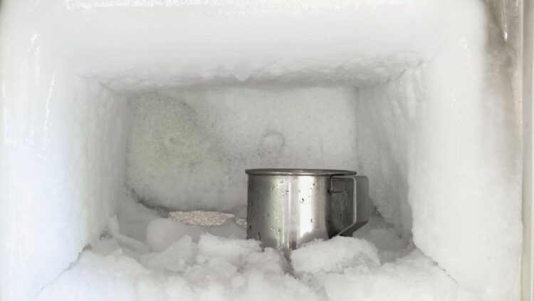 Adiós al hielo acumulado en el congelador: este método es infalible y te lo dejará como el primer día 1 Adiós al hielo acumulado en el congelador: este método es infalible y te lo dejará como el primer día