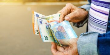 Los jubilados que van a recibir entre 3.000 y 4.000 euros en 2025 gracias a un error de Hacienda