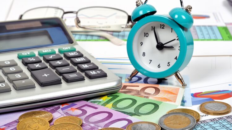 Menos horas de jornada laboral y salarios que superan los 3.000 euros: este es el mejor país de Europa para trabajar 1 laboral