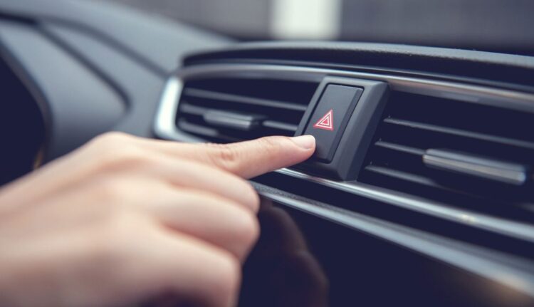 Luces de emergencia en un atasco: esto dice la DGT sobre si es correcto utilizarlas o no