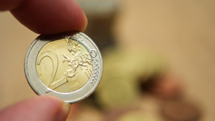 Puedes tener un tesoro en tu monedero: estas monedas de 2 euros superan los 2.000 euros en las subastas 1 monedas 2000 euros