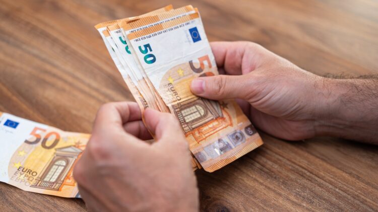 Buenas noticias para los mayores de 45 años: podrán cobrar la pensión de orfandad, pero cumpliendo estos requisitos 1 pension de orfandad