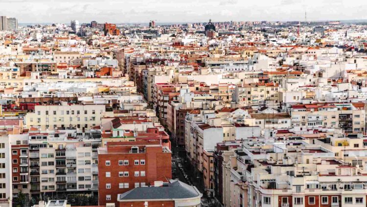 Los barrios de Madrid más asequibles: podrás vivir en un pisazo por mucho menos de 1.000 euros al mes 1 piso madrid