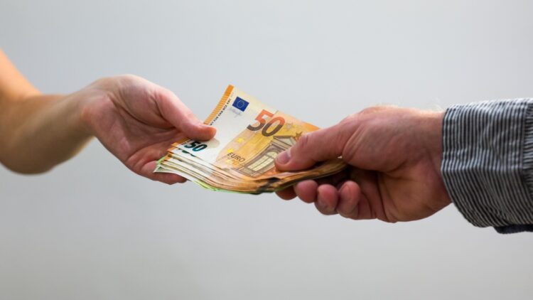 Esta es la máxima cantidad de dinero que puedes enviar por transferencia a familiares sin que Hacienda sospeche 1 Hacienda