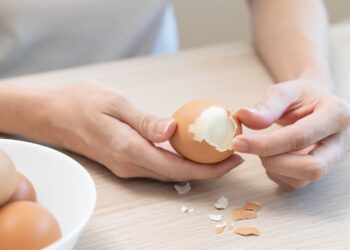 Como quitar la cascara de un huevo cocido