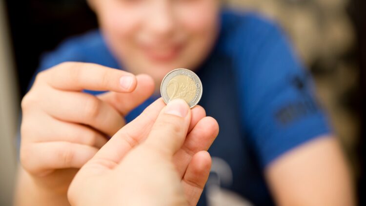 Buenas noticias para los padres con hijos en casa - Pueden solicitar ya este cheque de miles de euros a Hacienda 1 Buenas noticias para los padres con hijos en casa