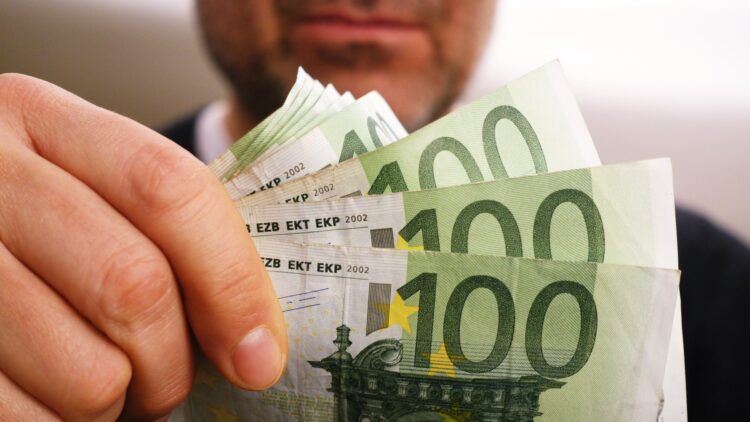 Buenas noticias para los que cobren el subsidio para mayores de 52 años: las cantidades han subido en 2025 1 Cobrar el subsidio para mayores de 52 años