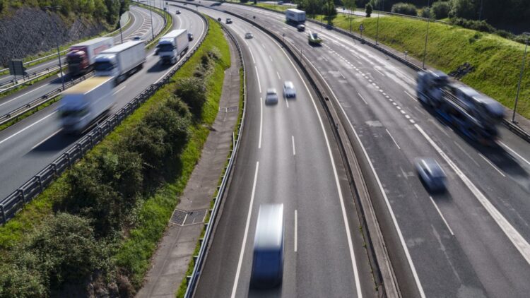 Llegan a España las nuevas líneas rojas de la DGT: las multas son descomunales 1 Llegan a España las nuevas lineas rojas de la DGT