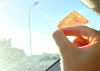 Quitar la pegatina de la ITV de tu coche