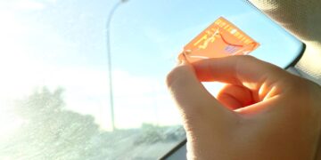 Quitar la pegatina de la ITV de tu coche