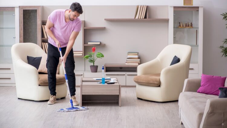 Vas a tirar la fregona a la basura