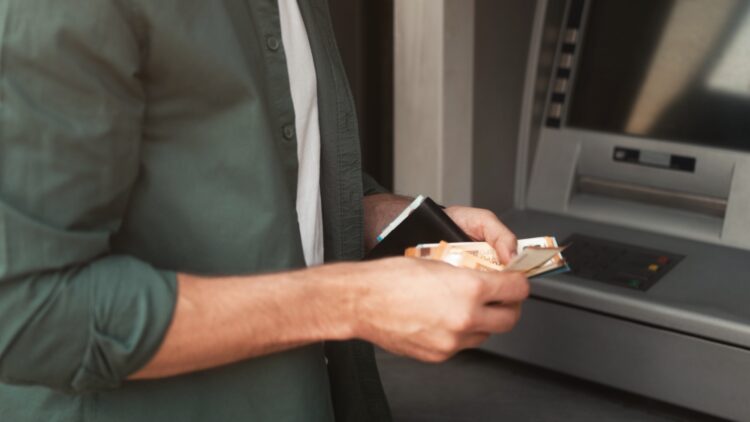 CaixaBank, BBVA y Santander cambian el límite máximo de dinero que puedes retirar del cajero 1 el limite maximo de dinero que puedes retirar del cajero