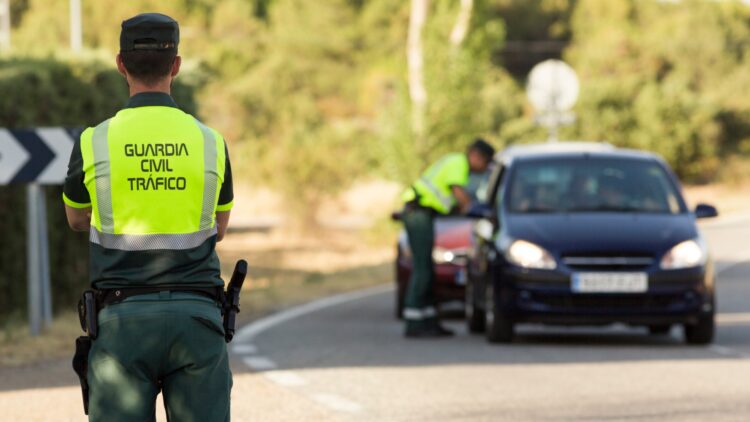 ¿Qué ocurre si no llevo el carnet de conducir en un control? Esto es lo que dice la DGT