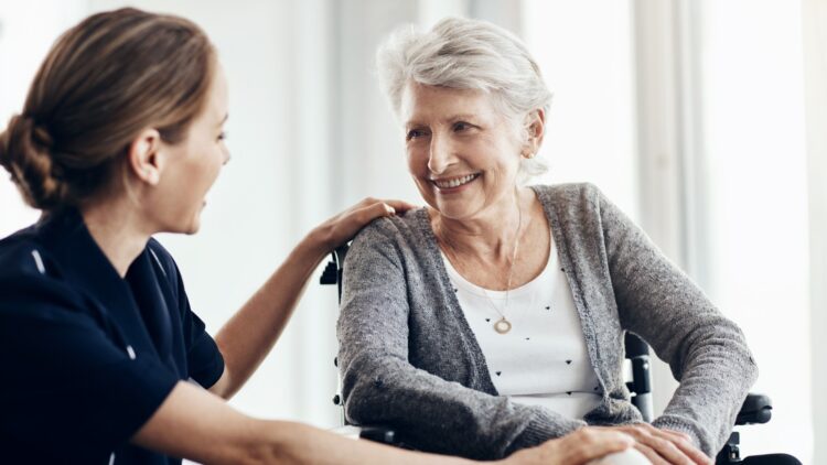 Cuidar a un familiar tiene beneficios en la Seguridad Social: cómo podrás cotizar ese tiempo 1 Cuidar a un familiar tiene beneficios en la Seguridad Social