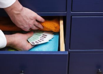 Este es el dinero que debes guardar en casa 'por si acaso'. Lo dice el Banco de España