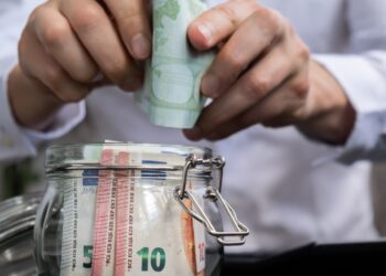 Esta es la cantidad de dinero que deberías tener ahorrado en tu cuenta bancaria según la edad que tengas