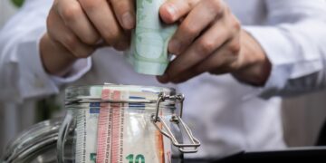 Esta es la cantidad de dinero que deberías tener ahorrado en tu cuenta bancaria según la edad que tengas