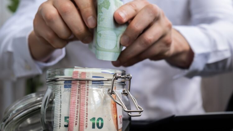 Esta es la cantidad de dinero que deberías tener ahorrado en tu cuenta bancaria según la edad que tengas 1 Esta es la cantidad de dinero que deberías tener ahorrado en tu cuenta bancaria según la edad que tengas