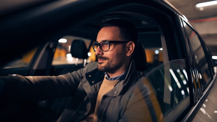 Adiós a conducir tu coche con gafas y lentillas: la DGT confirma un último inesperado cambio 1 Adiós a conducir tu coche con gafas y lentillas