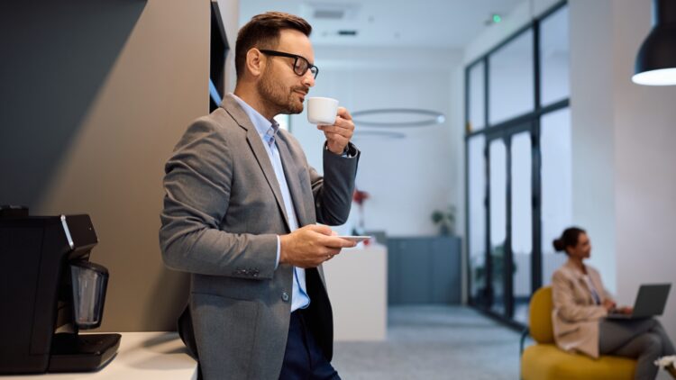 Cómo la reducción de la jornada laboral podría acabar con la pausa del café: así afectará a los trabajadores 1 La reducción de la jornada laboral podría acabar con la pausa del café