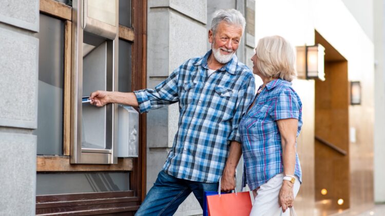 Los bancos confirman la fecha en la que pagarán las pensiones en abril: se adelantan a la Seguridad Social 1 Los bancos confirman la fecha en la que pagarán las pensiones en abril