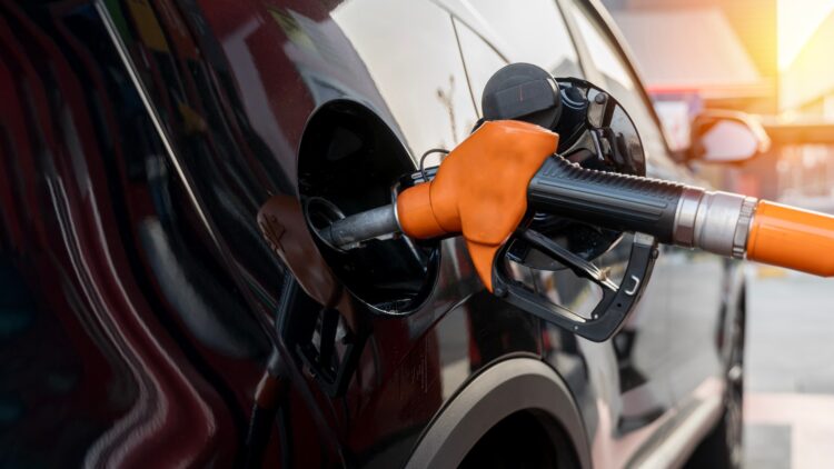 Puede multarte con hasta 12.000 euros si utilizas este truco para ahorrar en gasolina