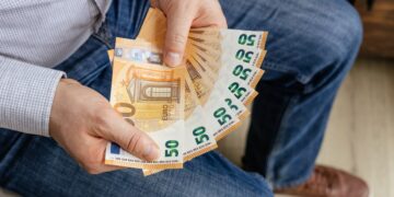 Estoy de baja laboral en mi empresa: ¿voy a cobrar la paga extra de verano?