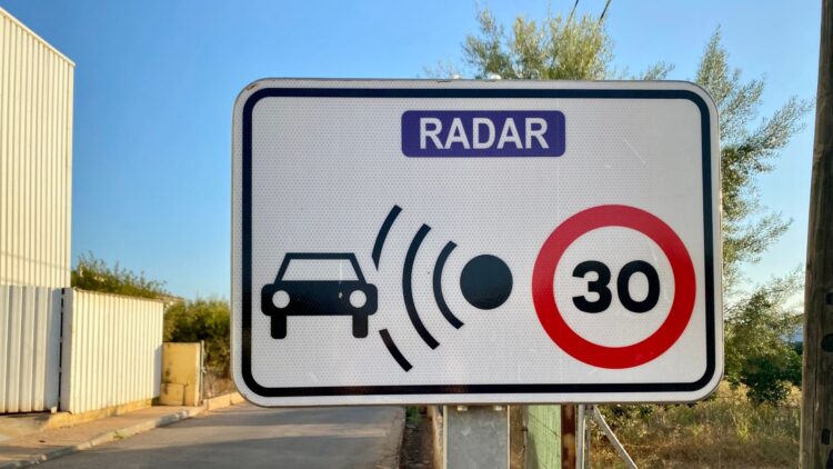 Estos nuevos radares de la DGT se camuflan en cualquier rincón