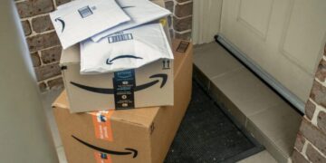 Estafa del 'cobro revertido' que los cacos están utilizando en Amazon