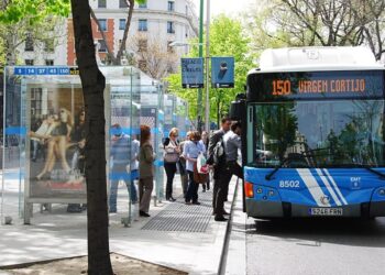 ¿Ceder el paso al autobús que está en la parada?