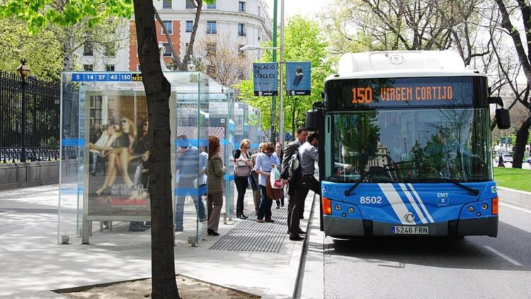 ¿Estoy legalmente obligado a ceder el paso al autobús que está en la parada? La DGT resuelve la duda 1 ¿Ceder el paso al autobús que está en la parada?