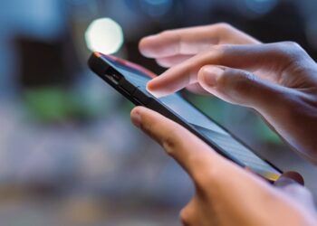 Desconectar este ajuste oculto en tu móvil antes de salir de casa te ahorrará problemas y batería