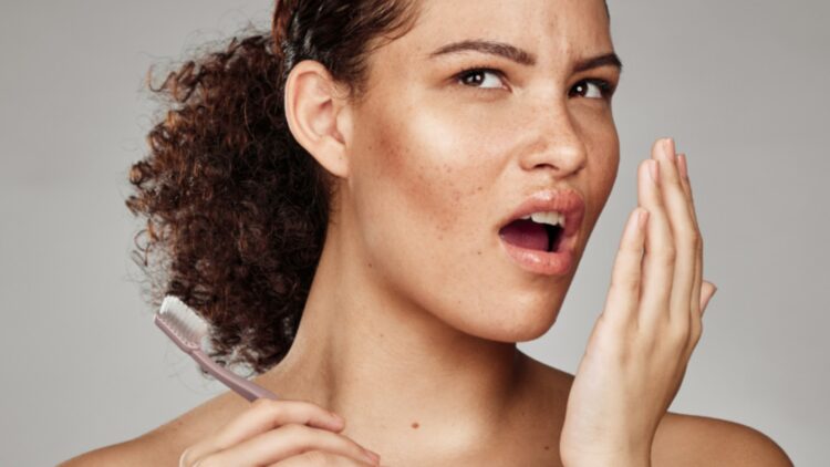 Ni cepillo ni chicle: tu mal aliento tiene sentido, y se encuentra en una de estas razones 1 Ni cepillo ni chicle: tu mal aliento tiene sentido