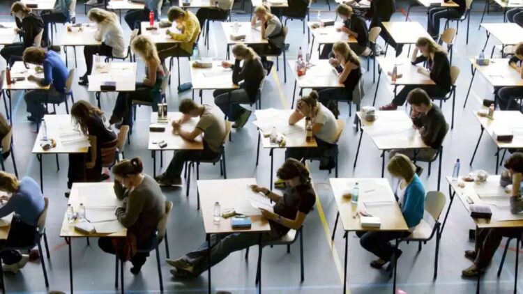 Ni medicina ni ingeniería: las oposiciones que llevan a sueldos de 6.000 euros están en otras áreas y pocos lo saben 1 Las oposiciones que llevan a sueldos de 6.000 euros están en otras áreas y pocos lo saben