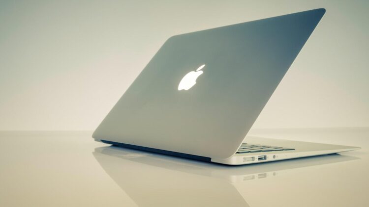 Amazon arrasa a la competencia: este ordenador de Apple es perfecto para la vuelta al cole y tiene 200 euros de descuento 1 Este ordenador de Apple es perfecto para la vuelta al cole